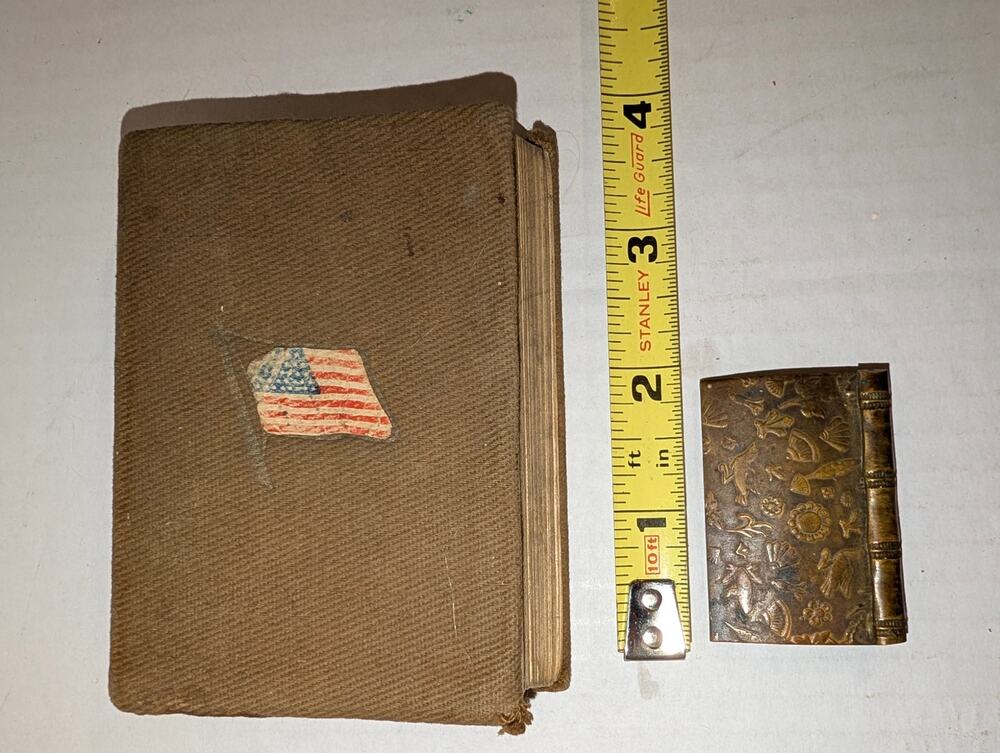 WWI Soldiers Pocket Bible New Testament Brass belt buckle Bible